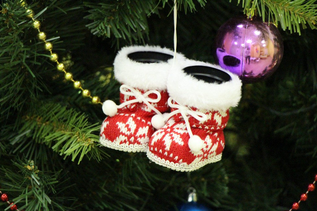 соска на елку на новый год. новогодняя игрушка из фе. кимекоми нг шары новогодние. елочное украшение пинетки. елочная игрушка пинетки розовые.