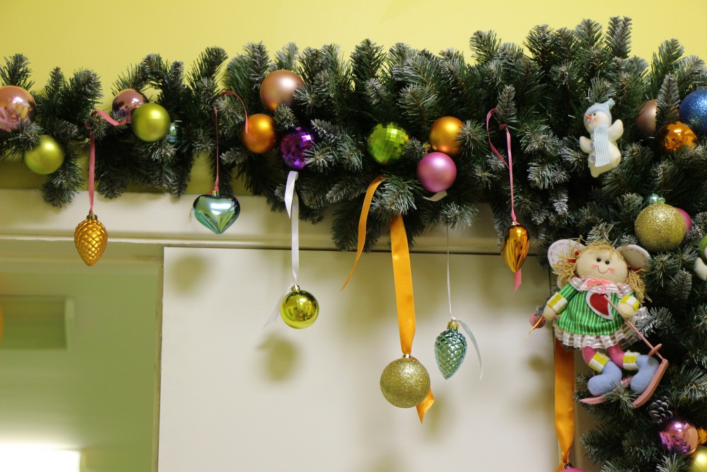 елка украшенная старинными игрушками. елочная игрушка из ниток. как вешать игрушки на елку без ниток. лайфхаки новогодних игрушек. елочные шары из ниток.