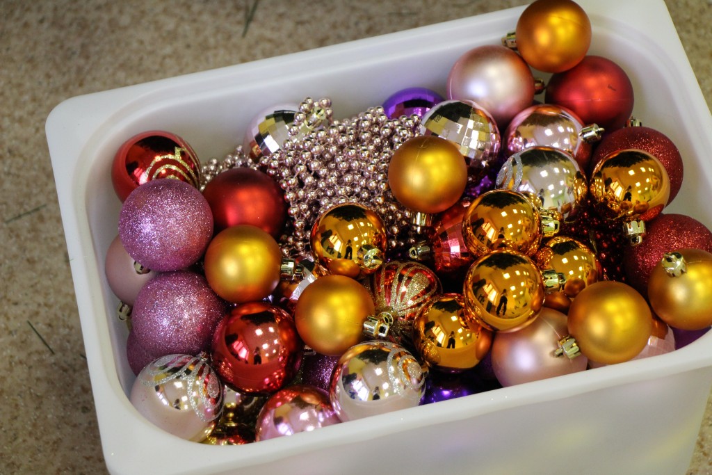 новогодние шары в коробке в детском клубе