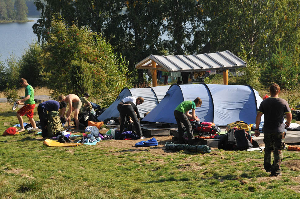 Лагерь на берегу озера