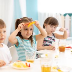 Питание в частном детском саду или детском клубе